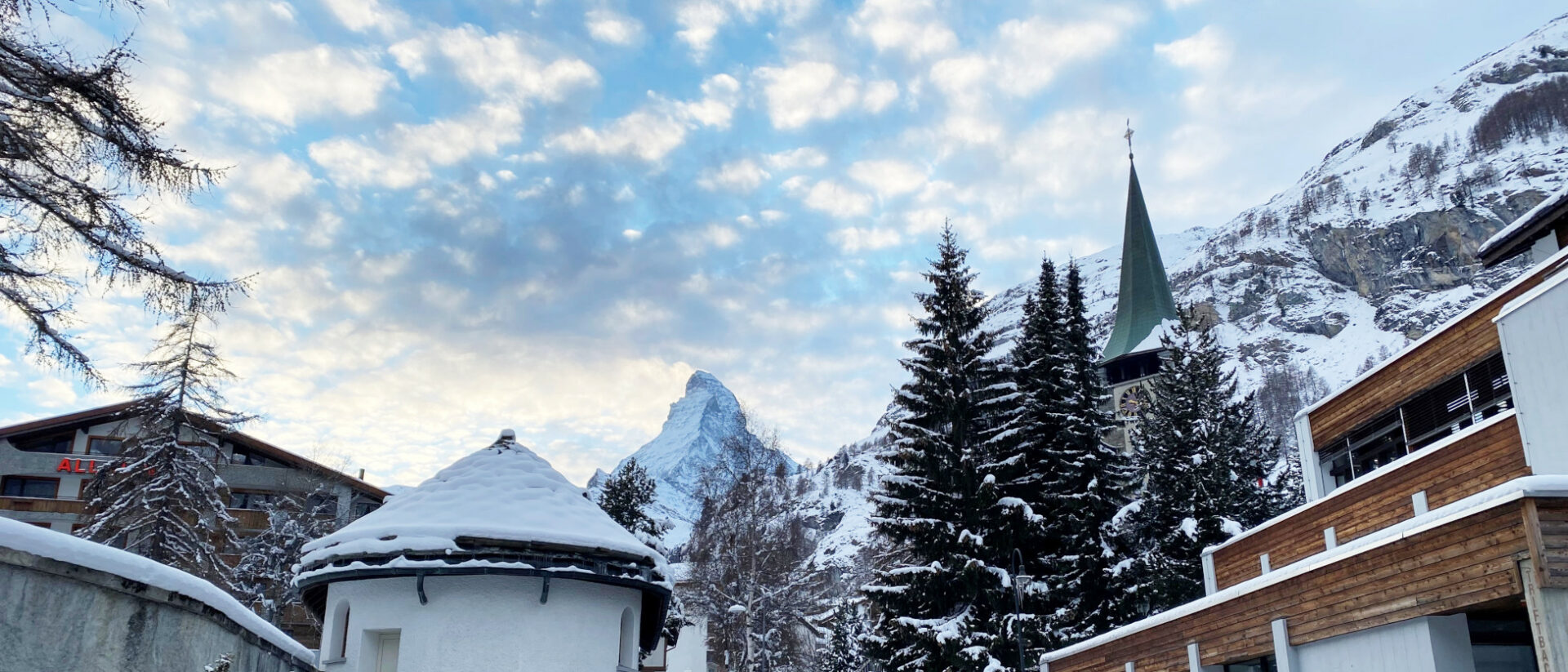 Das Matterhorn in Zermatt ist kein heiliger Berg - auch wenn er die Kirchen im Dorf um ein Vielfaches überragt.
