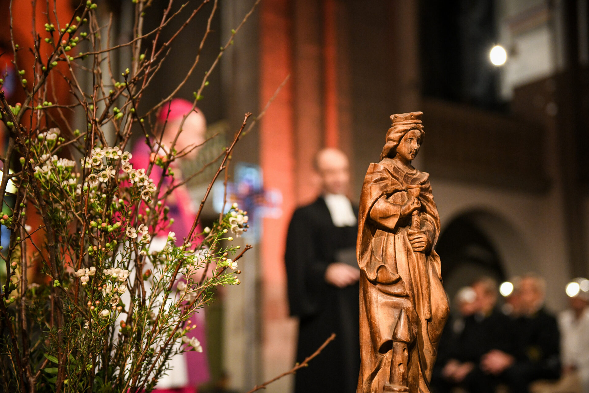 Die Statue der heiligen Barbara, Schutzpatronin der Bergleute, beim ökumenischen Gottesdienst zum Ende der Steinkohlenförderung 2018 im Essener Dom.
