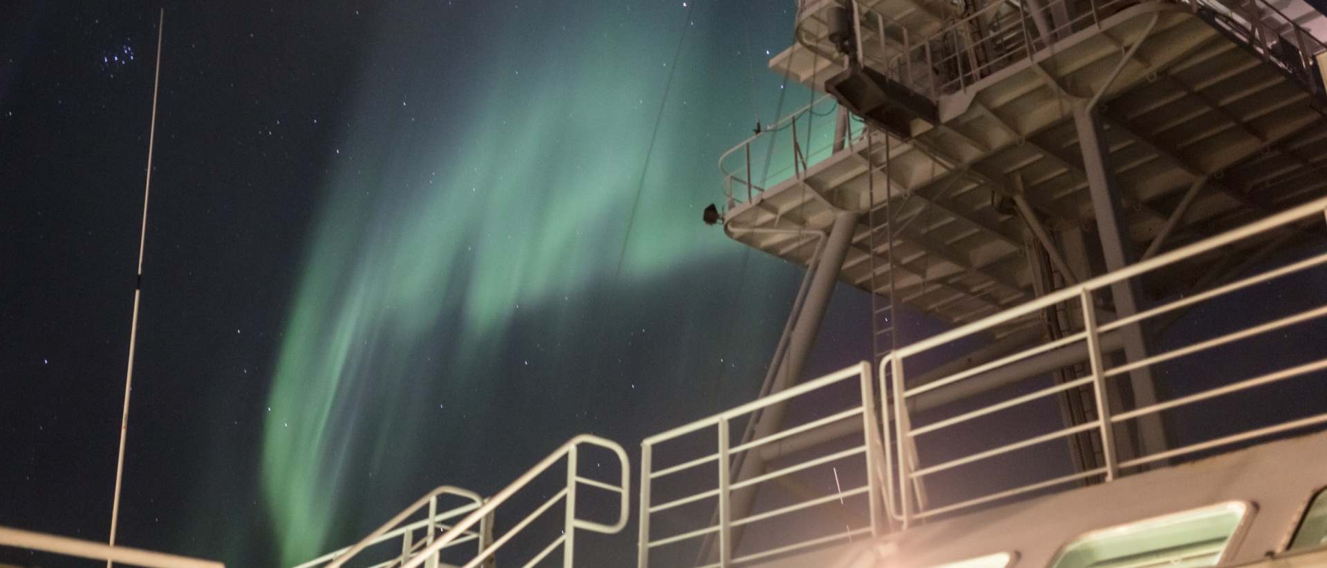 Polarlichter über dem deutschen Forschungseisbrecher Polarstern.
