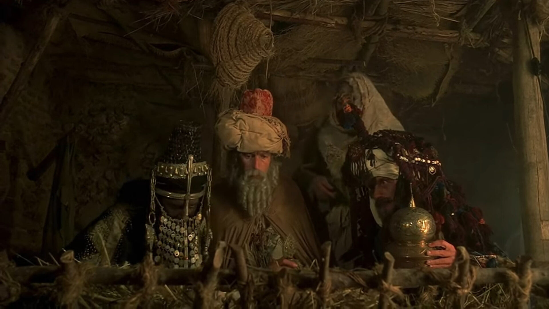 Die Heiligen Drei Könige an Brians Krippe. Mutter Mandy (im Hintergrund) ist nicht begeistert vom nächtlichen Besuch. Screenshot.