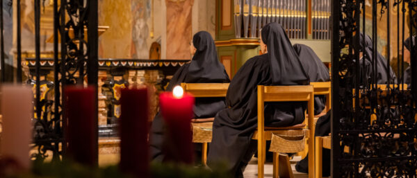 Ordensfrauen im Gebet. | Christian Merz