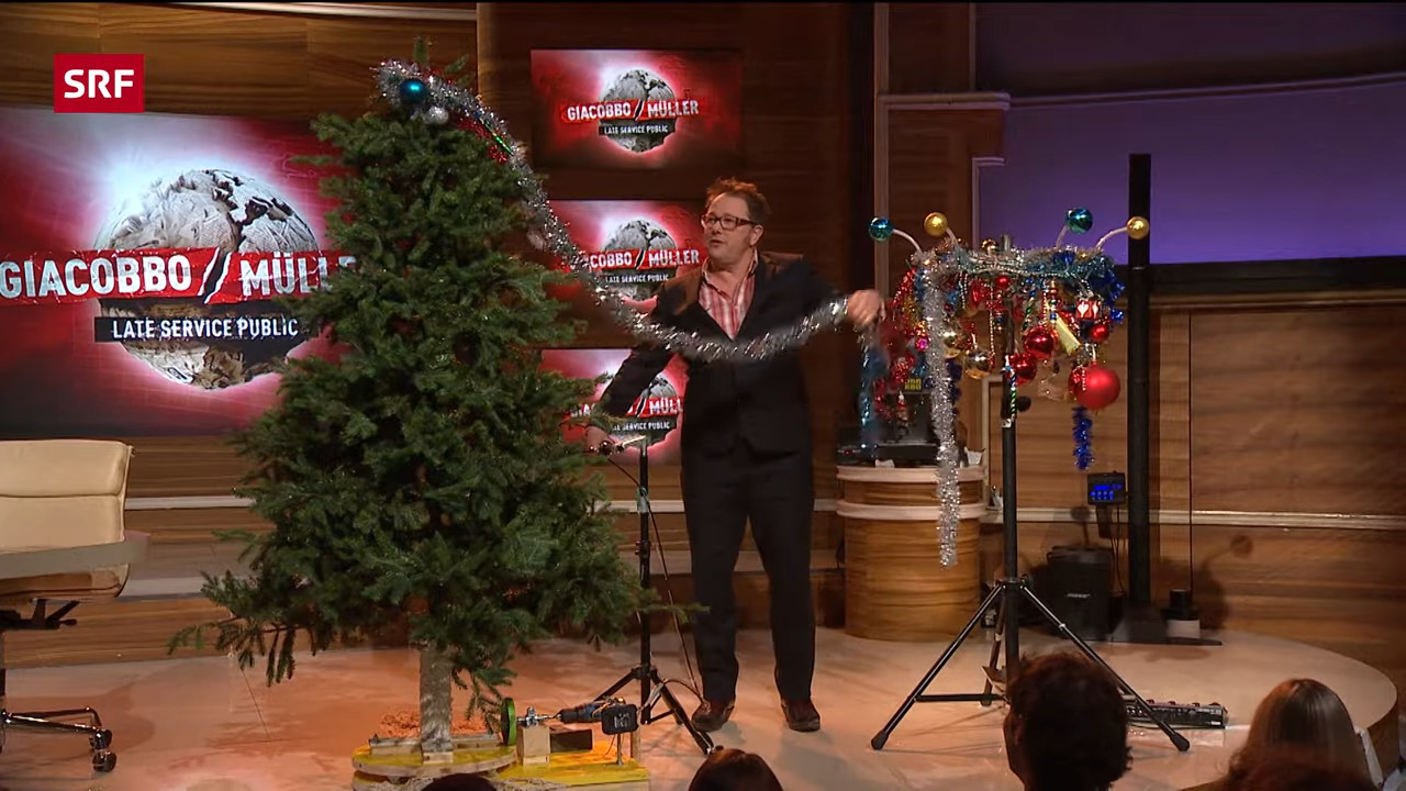 Stefan Heuss präsentiert seinen «Rapid Tree Designer» den rotierenden Christbaumfuss, der das Schmücken zum Kinderspiel macht