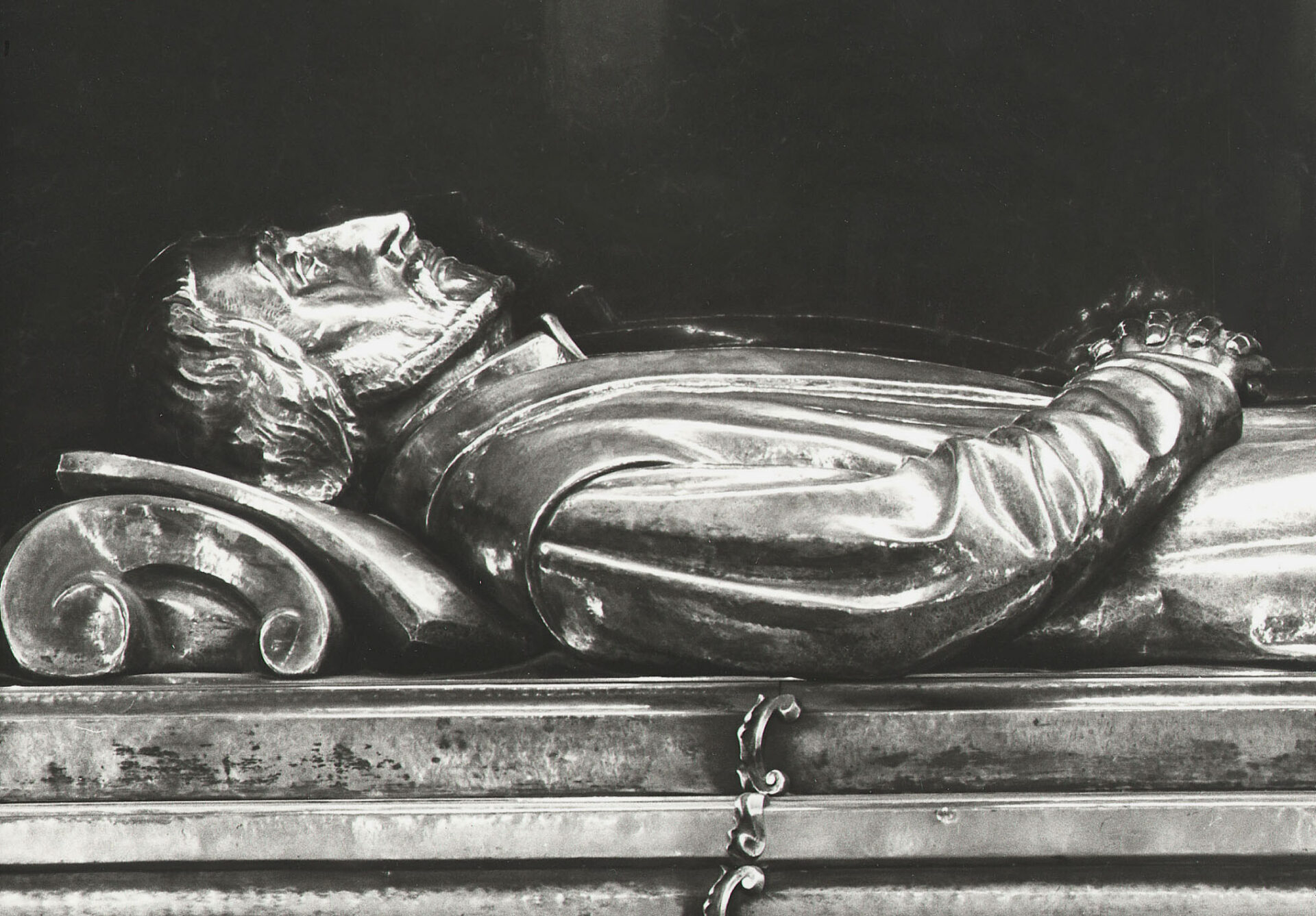 Detail aus dem Grab des Heiligen Canisius in der Kirche des Sankt-Michaels-Kollegs in Freiburg.