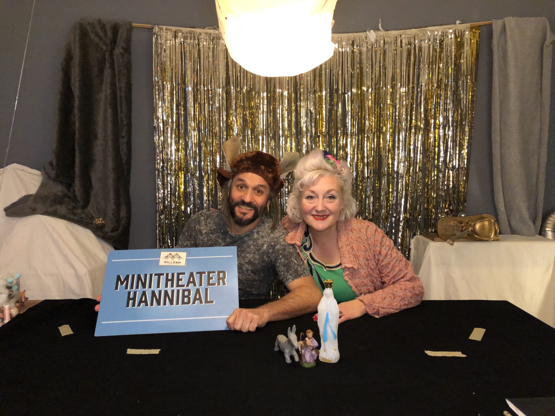 Das Minitheater Hannibal (Adrian Schulthess und Andrea Fischer Schulthess) erzählt Geschichten für das Gute und auch ein bisschen gegen die Pandemie. © Minitheater Hannibal