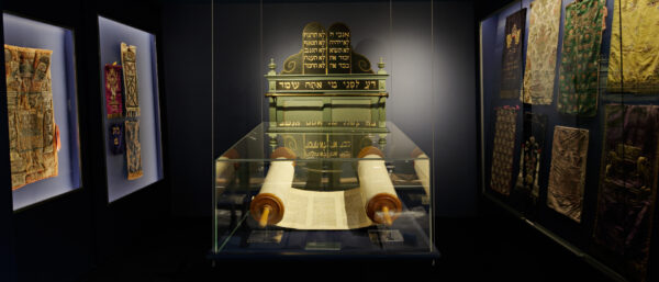 Eine Tora-Rolle in einer Vitrine. | Susanne Schenker