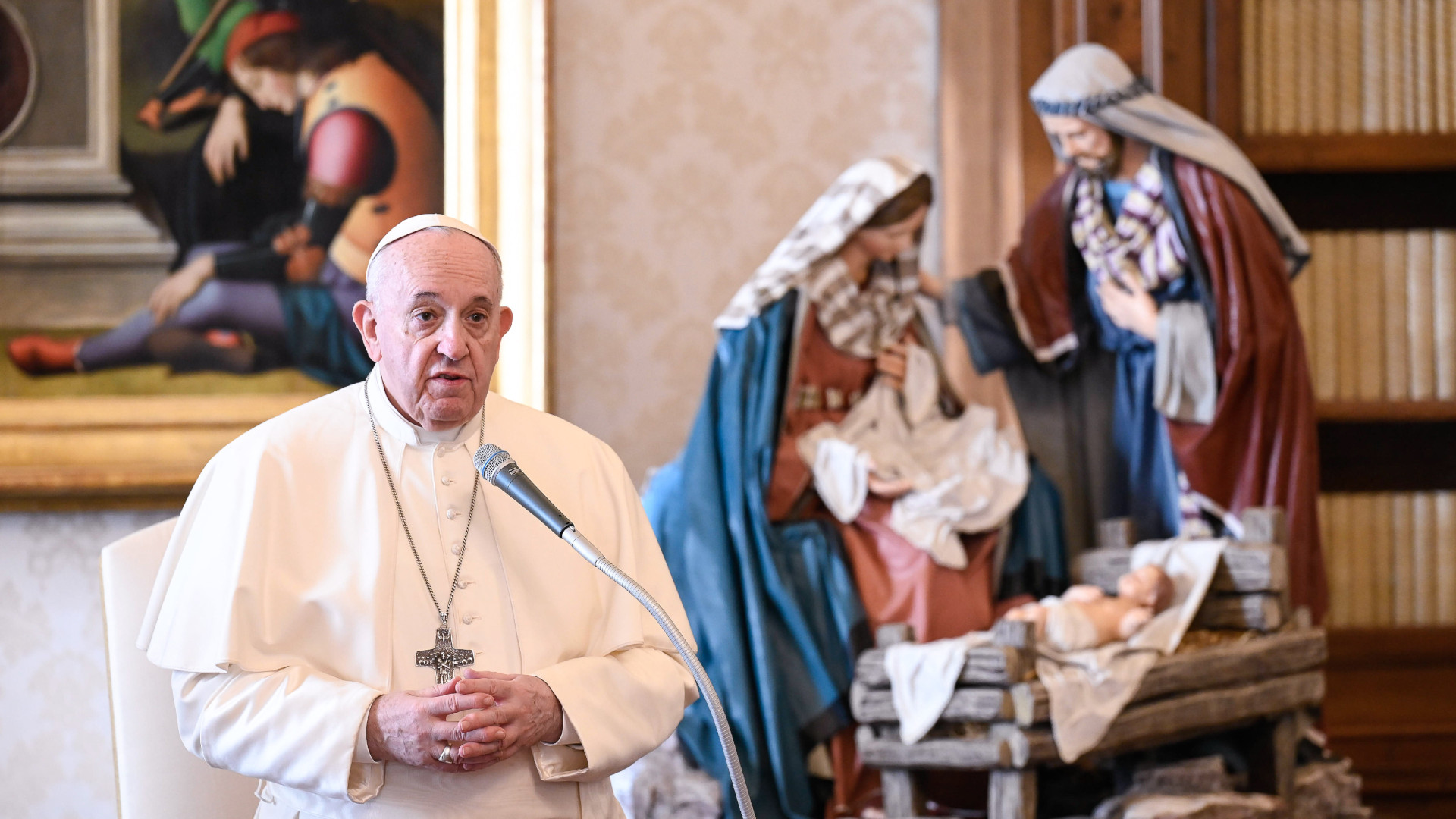 Papst Franziskus spricht Videobotschaft zu Weihnachten 2020 aus dem Vatikan – vor einer Krippe mit Maria, Josef und Jesuskind. | © KNA