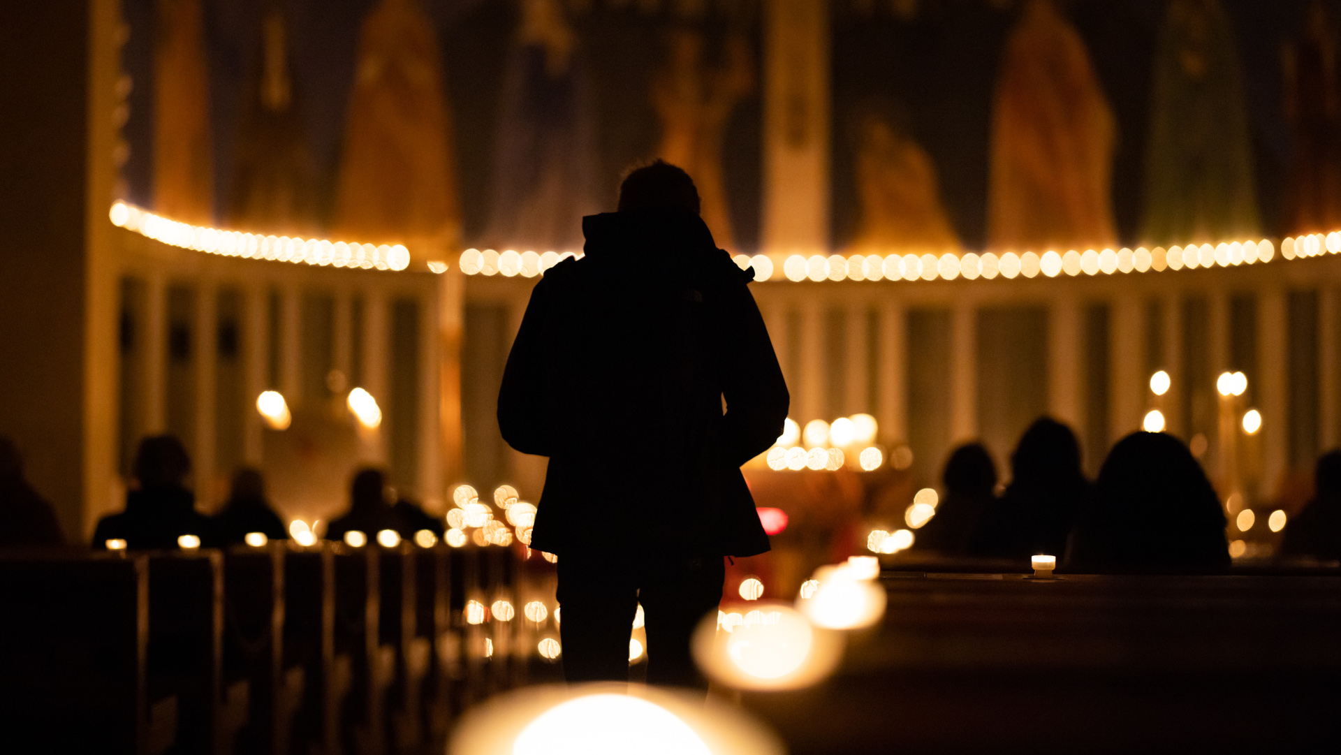 Meditatitve Stimmung im Kerzenschein bei einem Rorate-Gottesdienst