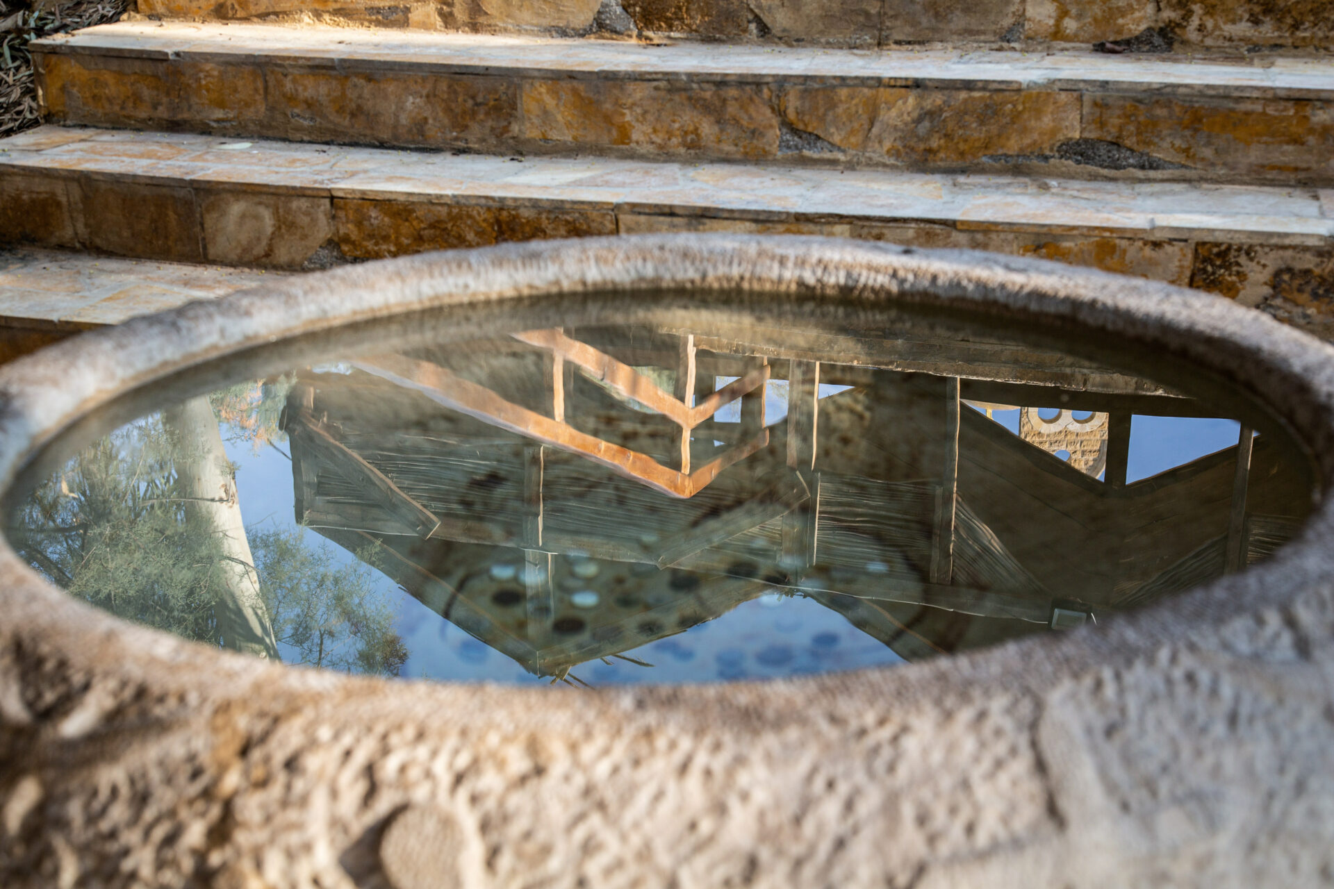 Taufbecken mit gefiltertem Jordanwasser auf dem Gelände der Taufstelle in Al-Maghtas (Jordanien).