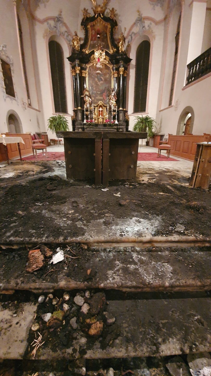 Zerstörte Krippe und beschädigter Altar in der Kirche Steinach SG