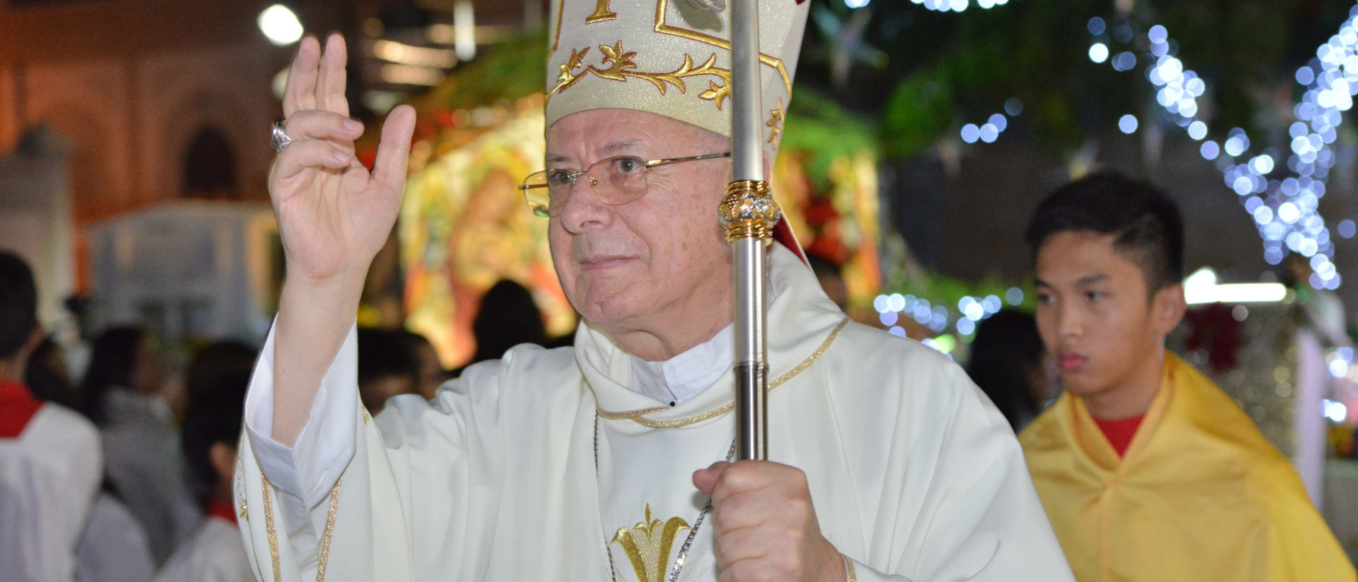 Archiv: Bischof Paul Hinder segnet die Gläubigen
