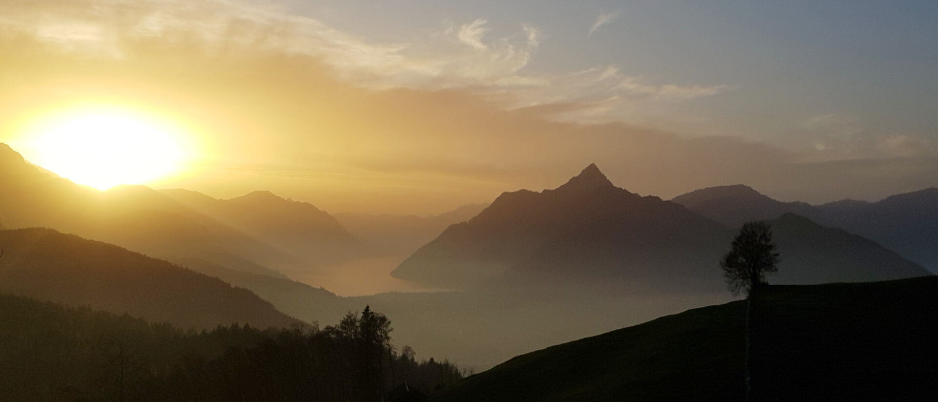 Blick von der Ibergeregg auf den Talkessel von Schwyz Richtung Brunnen und Vierwaldstättersee