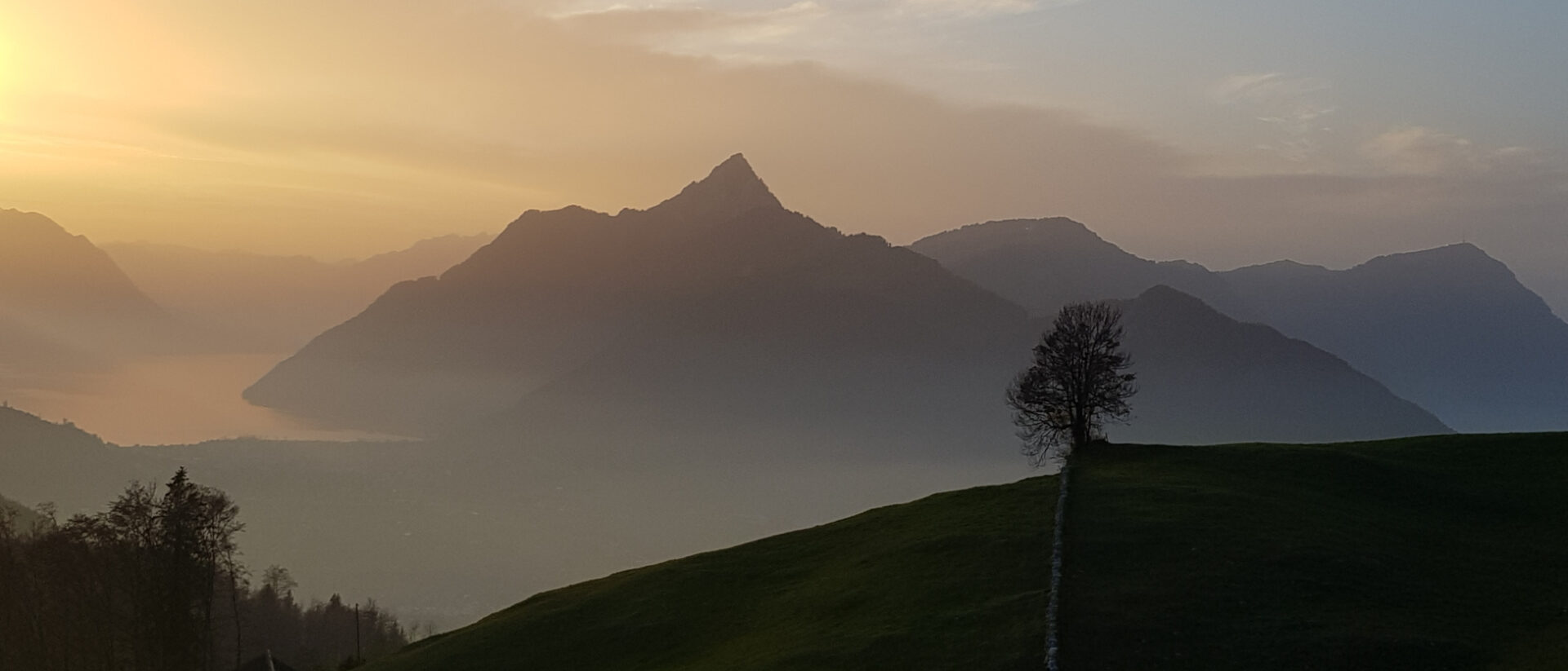 Blick von der Ibergeregg auf den Talkessel von Schwyz Richtung Brunnen und Vierwaldstättersee