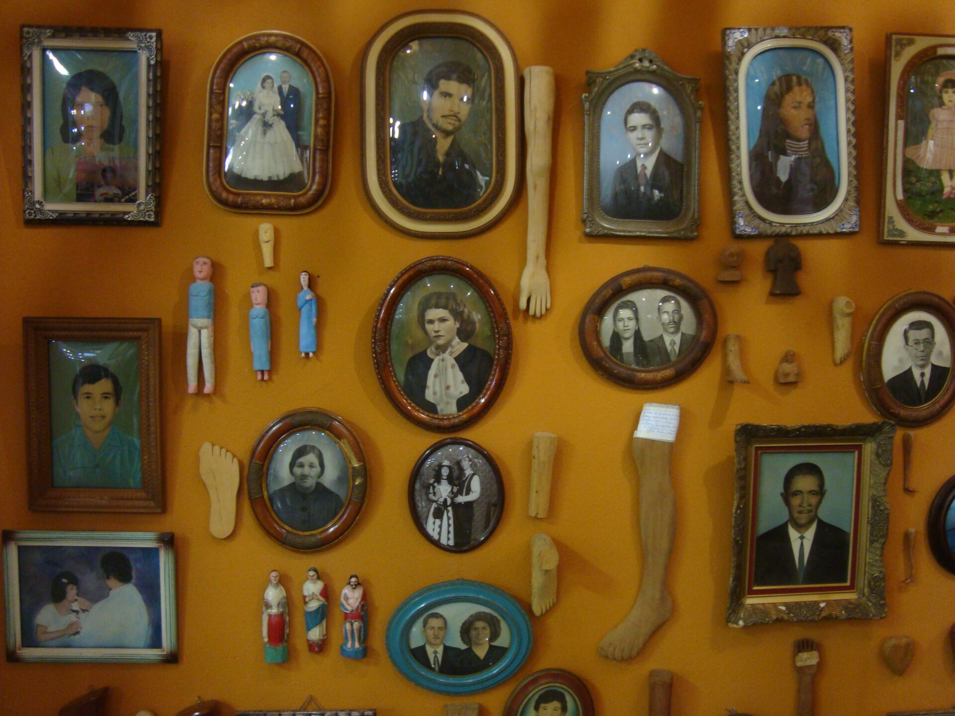 Votivgaben in der Sammlung des Nationalheiligtums Unserer Lieben Frau der Erschienenen Empfängnis in Aparecida (Brasilien)