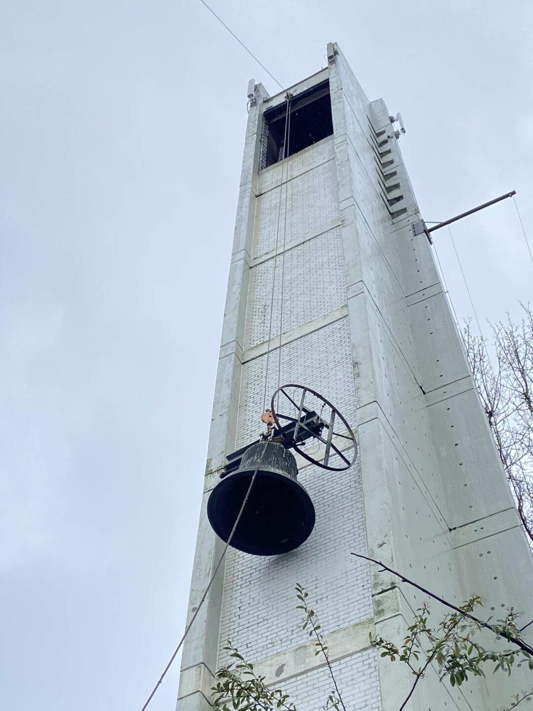 Ausgedient: Die Glocken der Heilig-Geist-Kirche in Düsseldorf wurden in den 60er-Jahren gegossen.