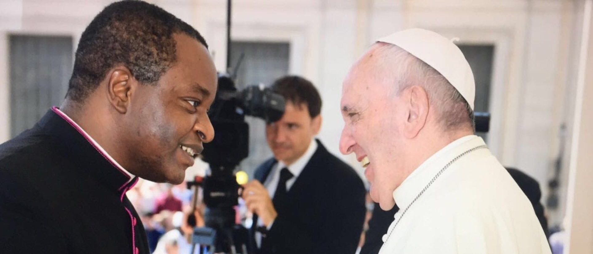 Chibuike Onyeaghala, ein katholischer Priester aus Nigeria, bei einer Begegnung mit Papst Franziskus.