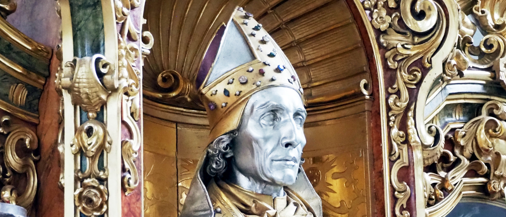 Die Reliquienbüste des St. Pantalus, des legendären ersten Bischofs von Basel, ist in Silber und Gold gehalten