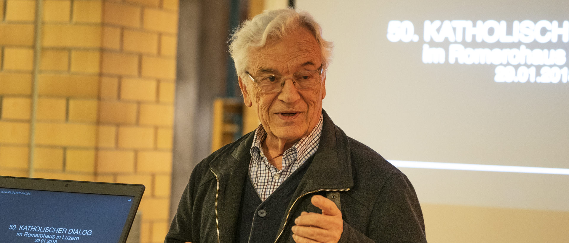 Dialog Nr. 50 (Jubiläumsdialog mit kleiner Feier im Anschluss) 29.01.2018 Alte Klamotten oder uneingelöste Visionen? Zur Bedeutung biblischer Werte heute Mit Detlef Hecking, Theologe und Nessina Grütter, Theologin | © Vera Rüttimann