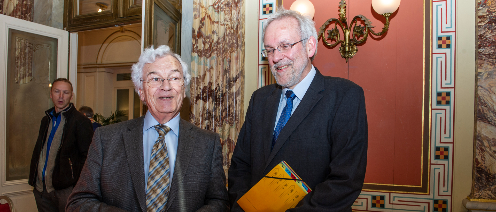 2014 an der Herbert-Haag-Preisverleihung in Luzern: Leo Karrer (links) mit Christian Weisner, dem Mitbegründer von "Wir sind Kirche".