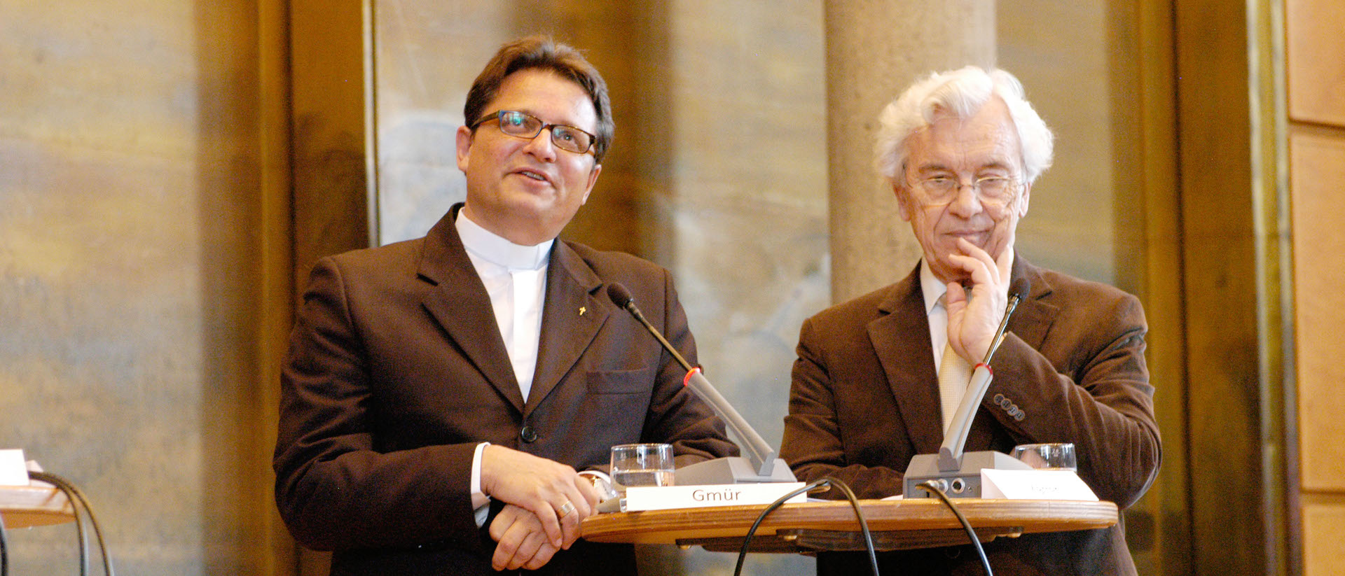 Bischof Felix Gmür und Leo Karrer am Symposium "Glaubwürdigkeit der Kirche – Würde der Glaubenden" zum 75. Geburtstag von Leo Karrer, emeritierter Professor für Pastoraltheologie der Universität Freiburg (Schweiz) | © Vera Rüttimann