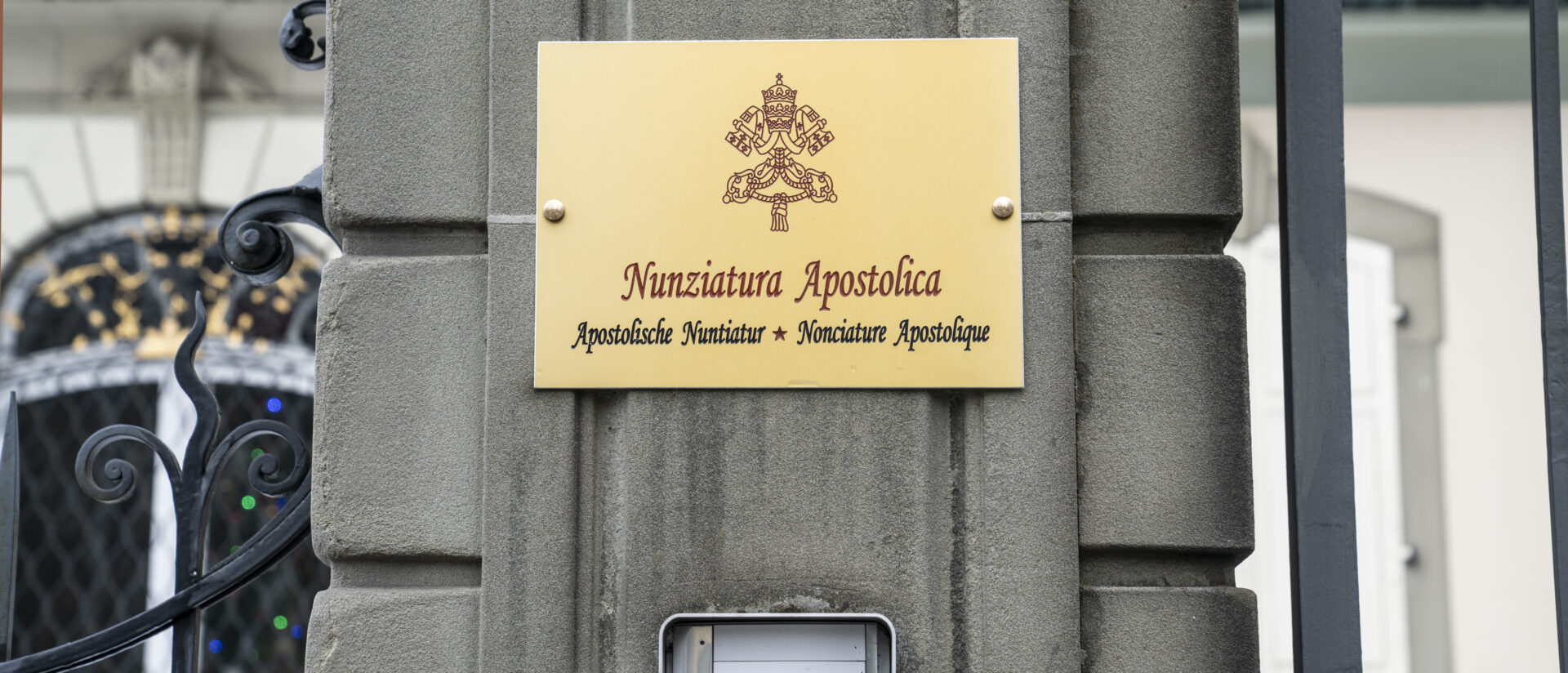 Eingangsschild der Apostolischen Nuntiatur in Bern