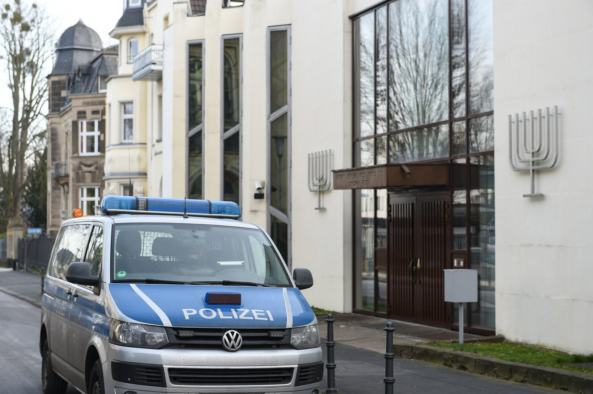 Ein Einsatzfahrzeug der Polizei vor der Synagoge in Bonn.