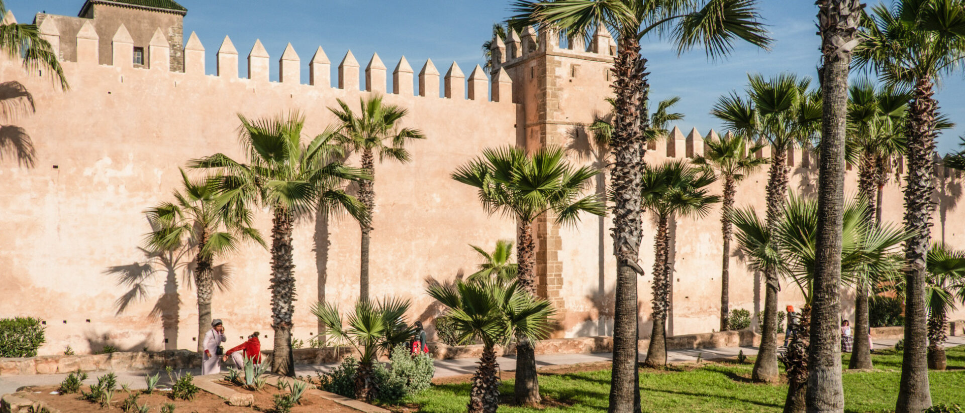 Menschen im Palmengarten der Festung Kasbah des Oudaia am 31. Januar 2020 in Rabat (Marokko).