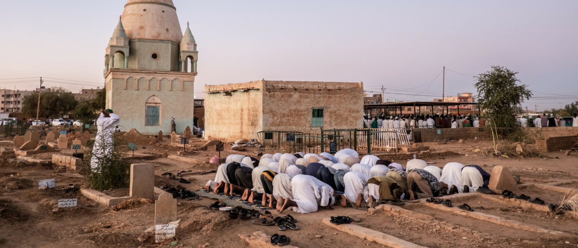 Sufisten beten auf dem Friedhof Hamed al-Nil in Omdurman nahe Khartum (Sudan).