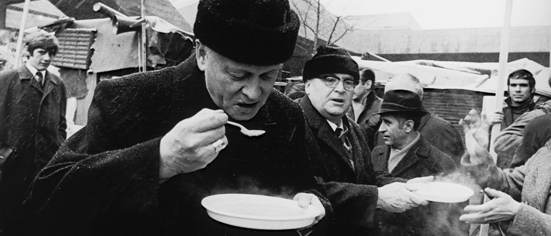 Carl Joseph Leiprecht, Bischof von Rottenburg, im Jahr 1970 bei einer Fasten-Aktion.