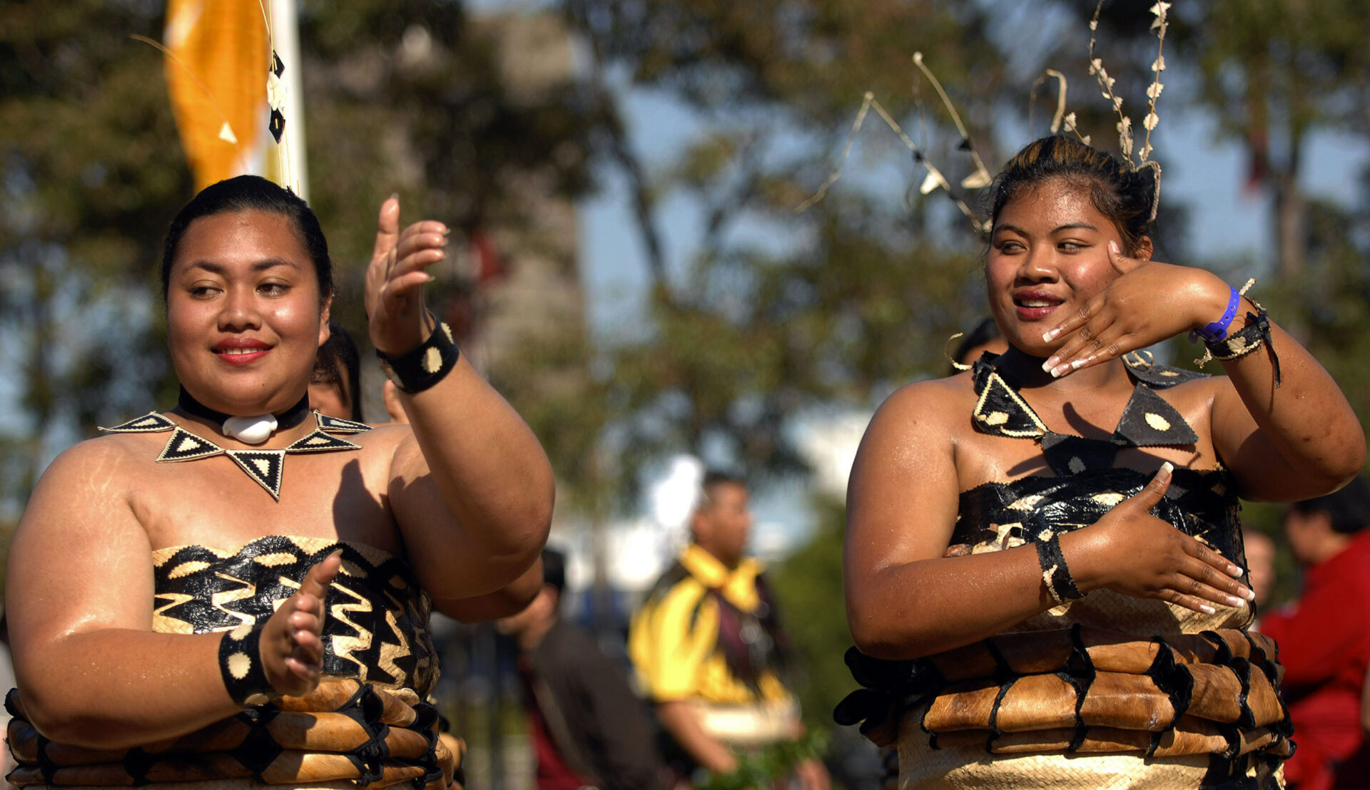 Gruppen aus der Südsee tragen traditionelle Tänze vor.
