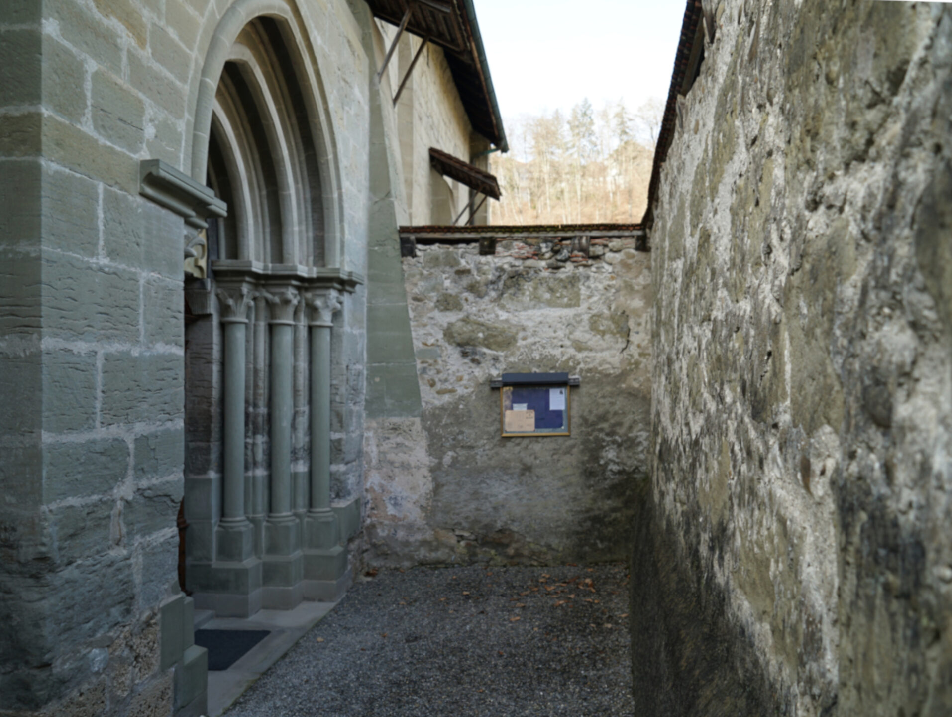 Eingang zur Kirche des Klosters Magerau