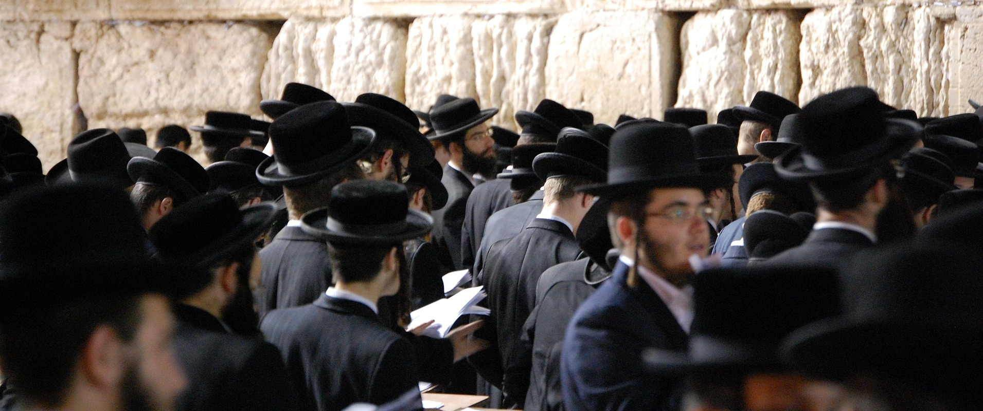 Orthodoxe Juden vor der Klagemauer in Jerusalem