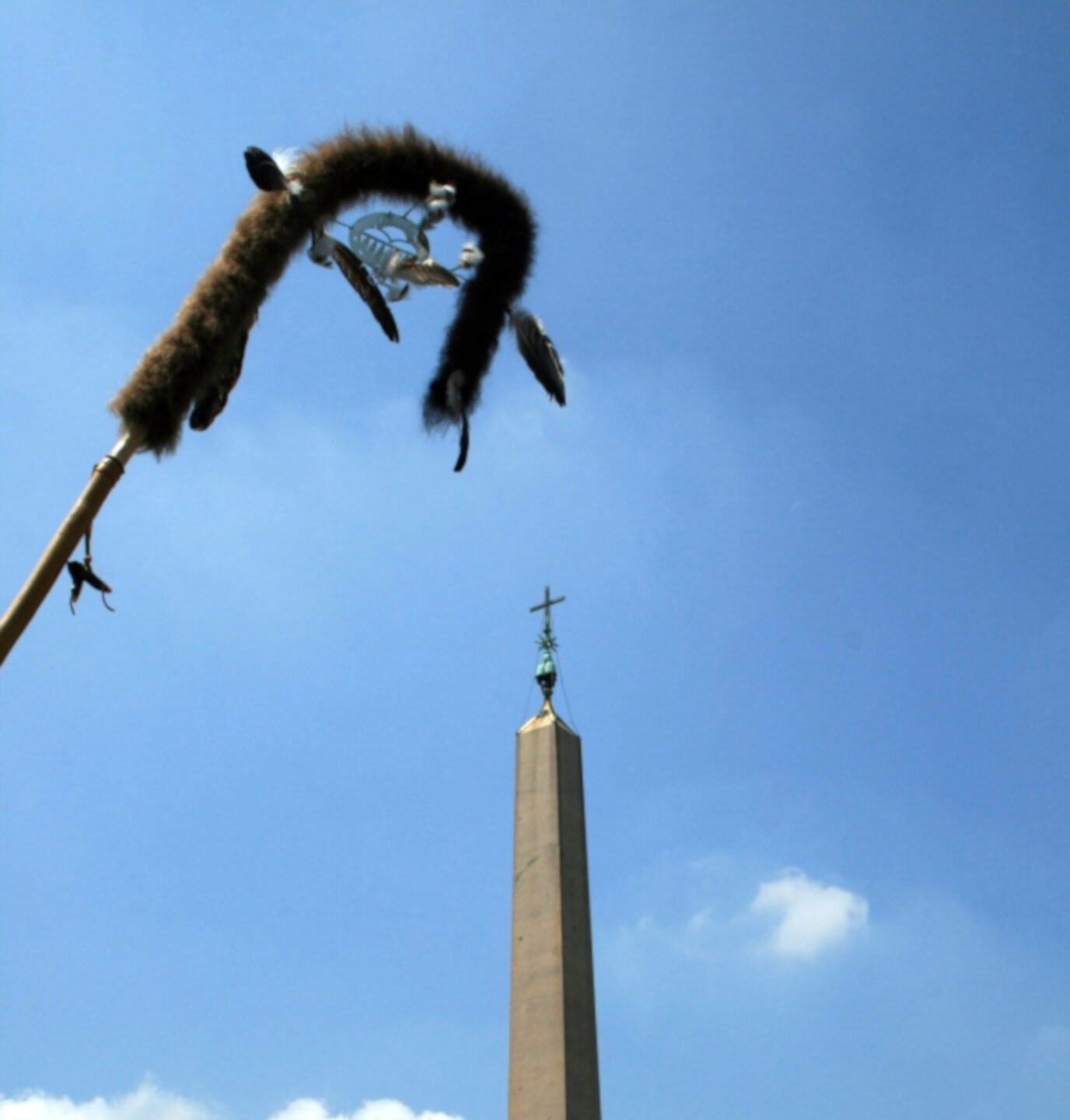 Nach zehn Tagen «Walk for Water» angekommen im Vatikan: Der Stab trifft auf das Kreuz.