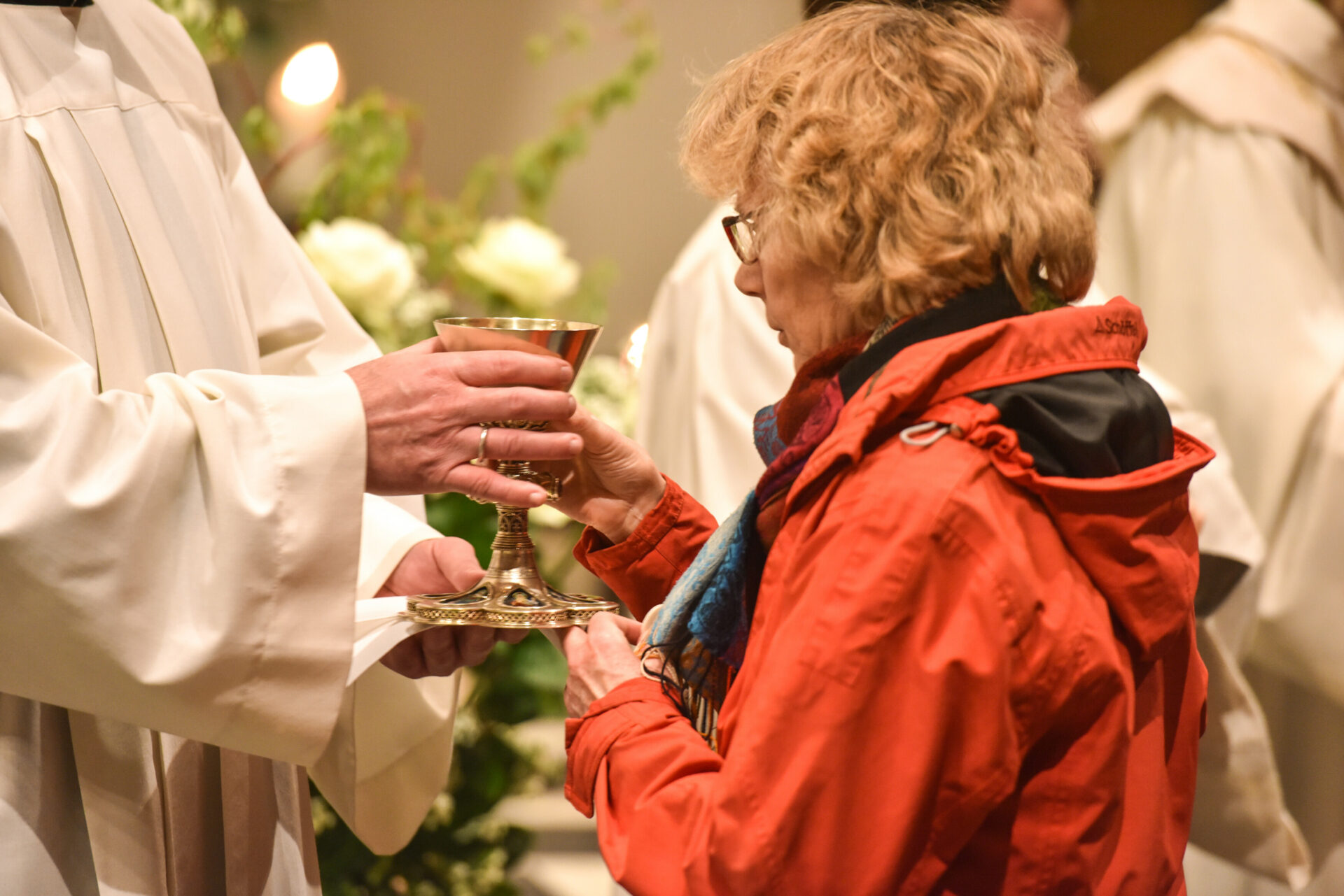 Kelchkommunion beim Gottesdienst in der Osternacht 2017.