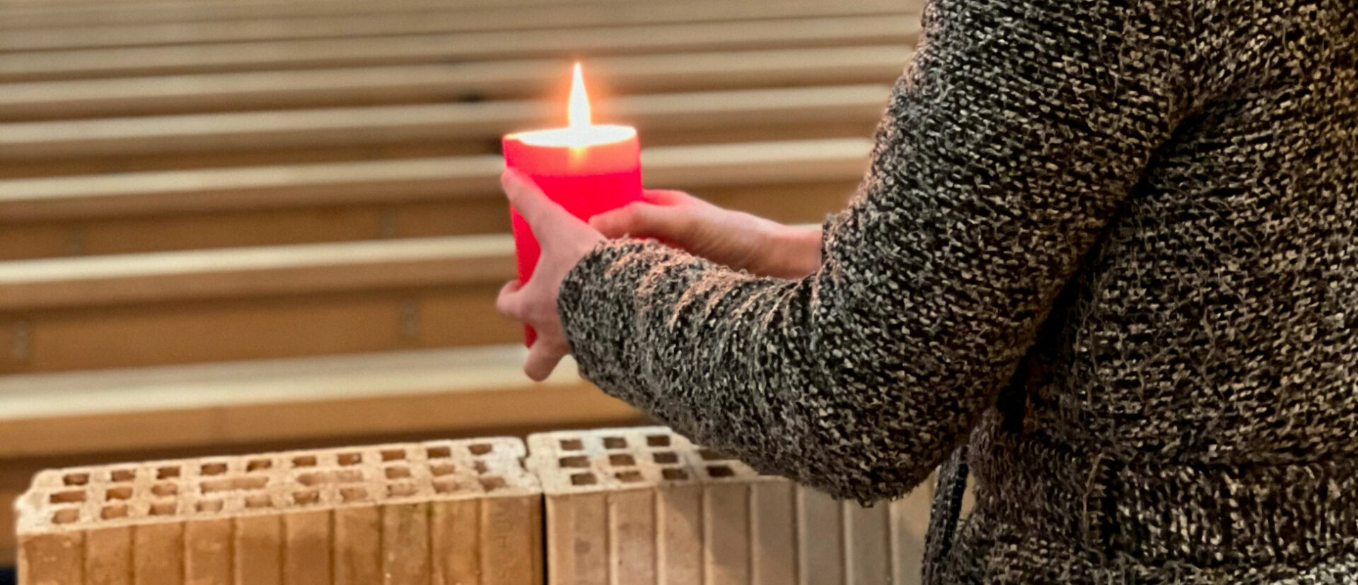 Eine Seelsorgerin zündet eine Kerze für die Corona-Opfer in der Pfarrkirche Ibach SZ an.
