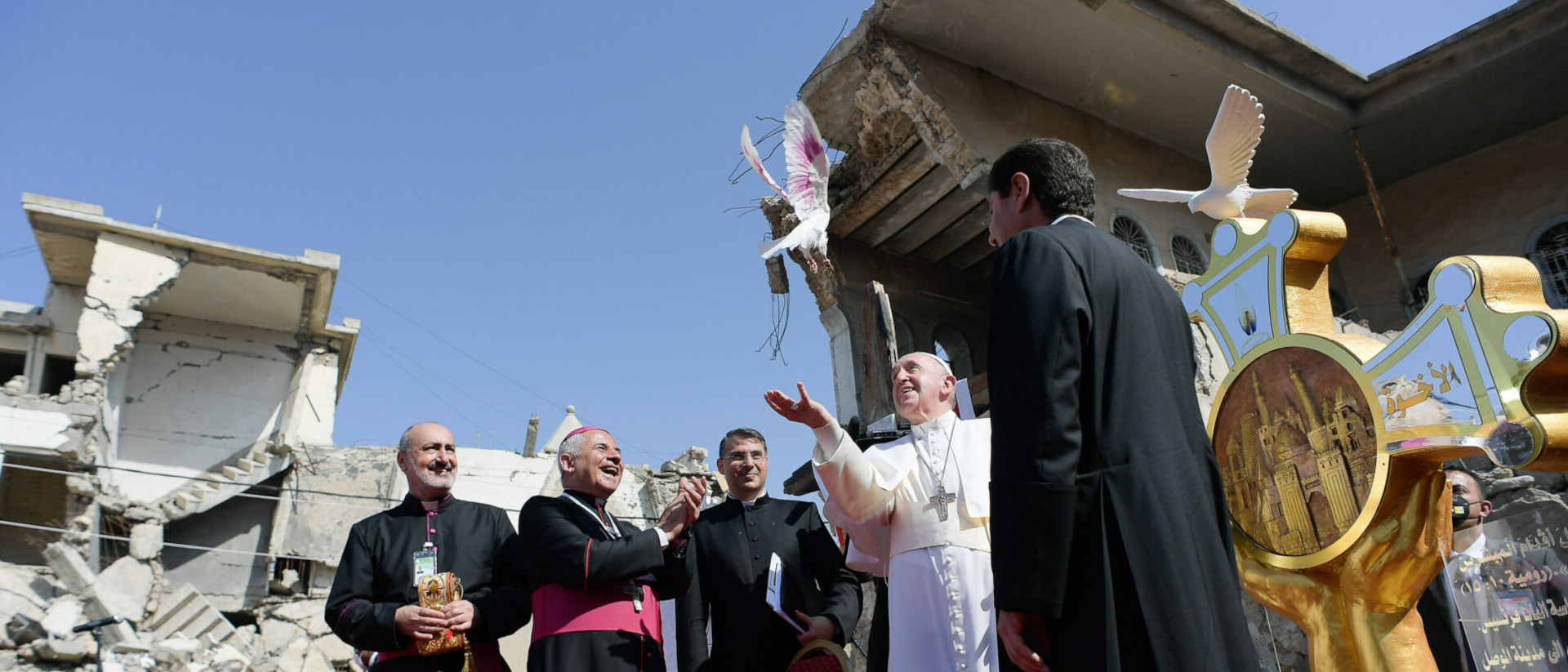 Fratelli tutti: Mit einer Friedenstaube gedenkt Papst Franziskus der Kriegsopfer in Mossul.