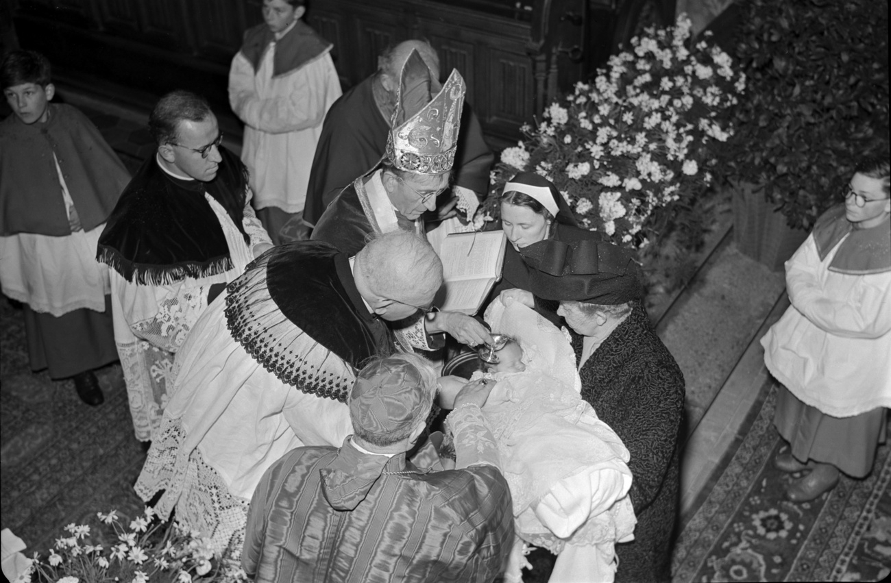 Erbprinz Hans Adam II. wird am 8. März 1945 in Vaduz getauft – auf den Armen seiner Grossmutter, Erzherzogin Elisabeth.
