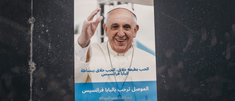 Ein Poster mit einem Bild von Papst Franziskus in Mossul. | KNA
