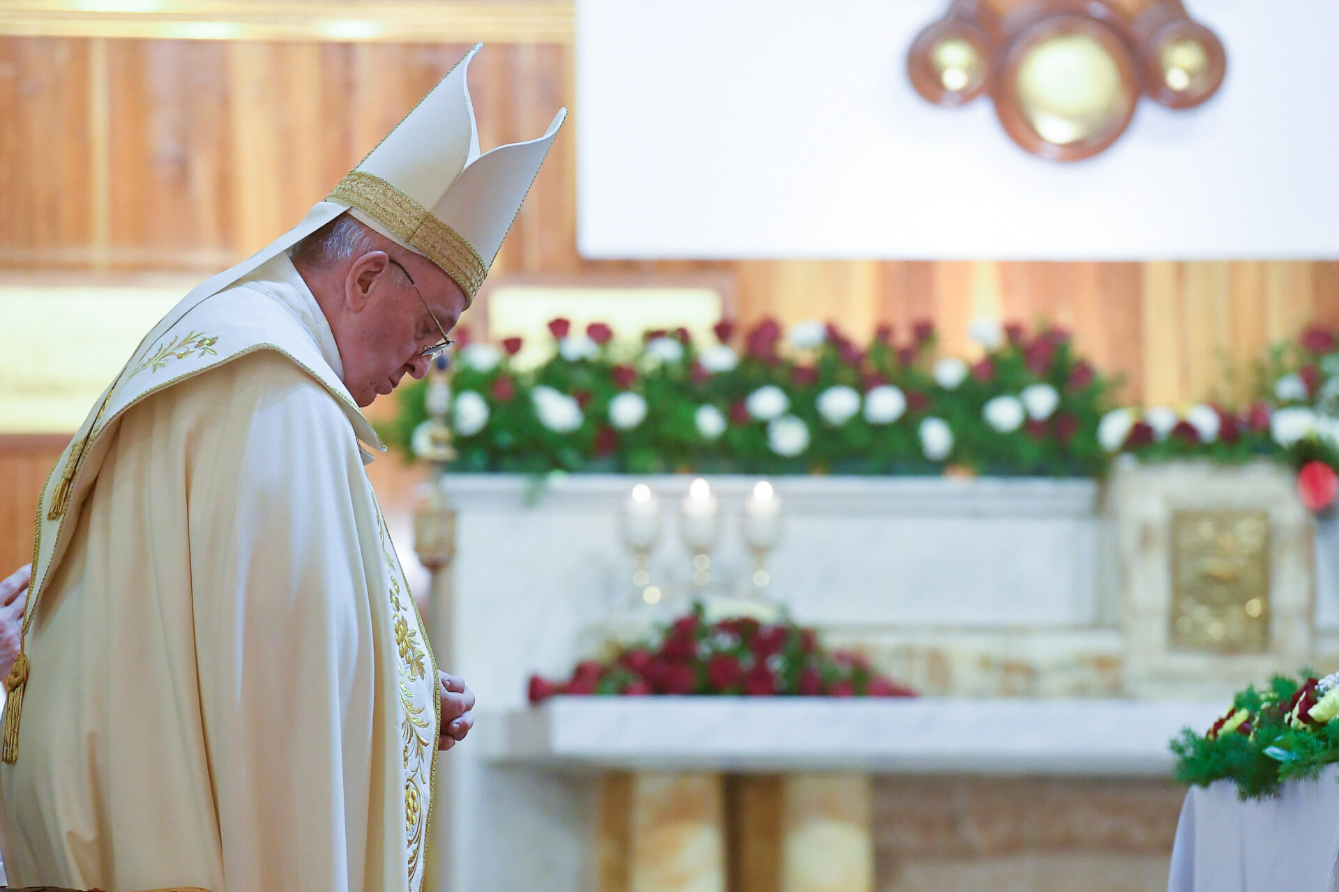 Papst Franziskus feiert eine Messe im ostsyrischen Ritus in der chaldäisch-katholischen Kathedrale Sankt Josef.