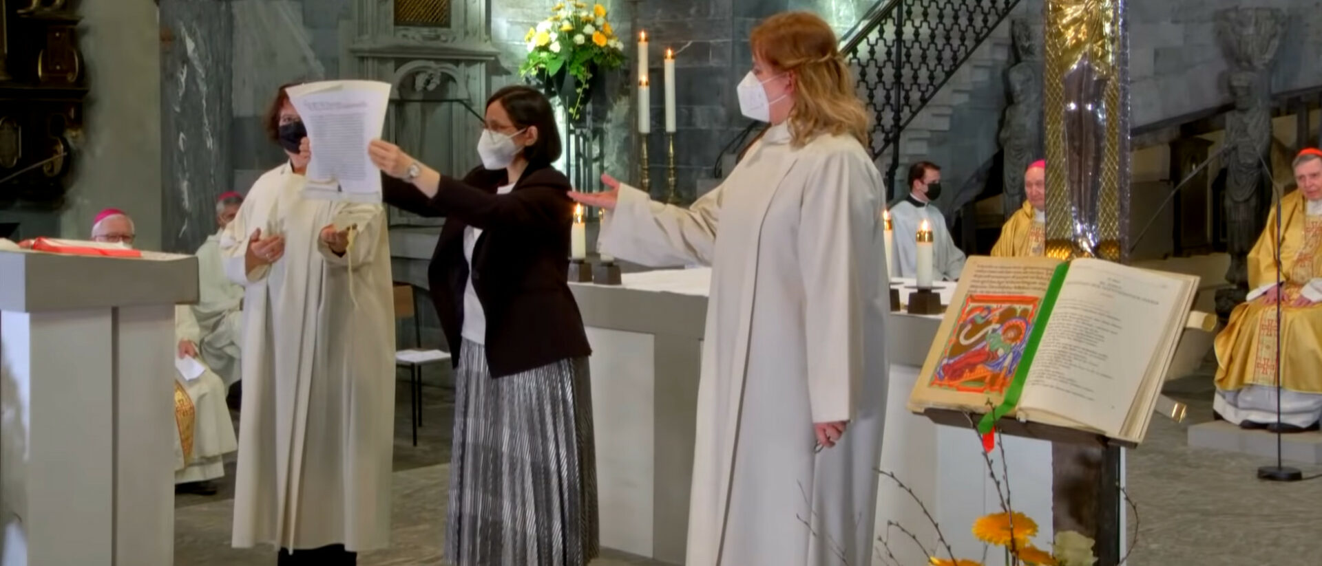 Kanzlerin Donata Bricci (Mitte) mit der päpstlichen Bulle während der Bischofsweihe Joseph Bonnemains in Chur.