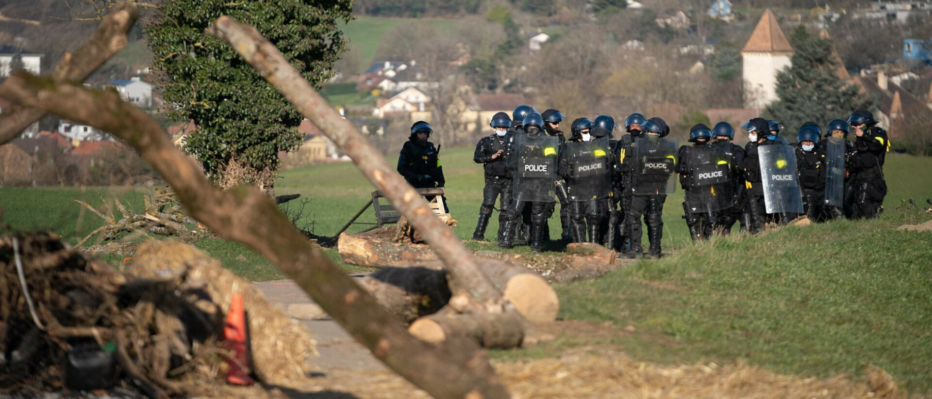 Aktivist*innen auf dem Mormont stellen sich gegen die Umweltzerstörung und Menschenrechtsverletzungen des multinationalen Konzerns LafargeHolcim.