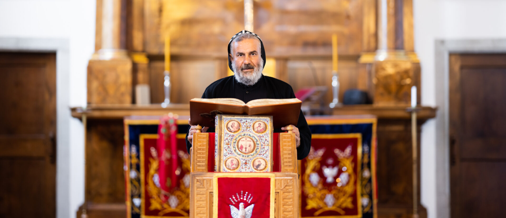 Mönchspriester Lahdo Hanna in der Kirche des Klosters St. Avgin