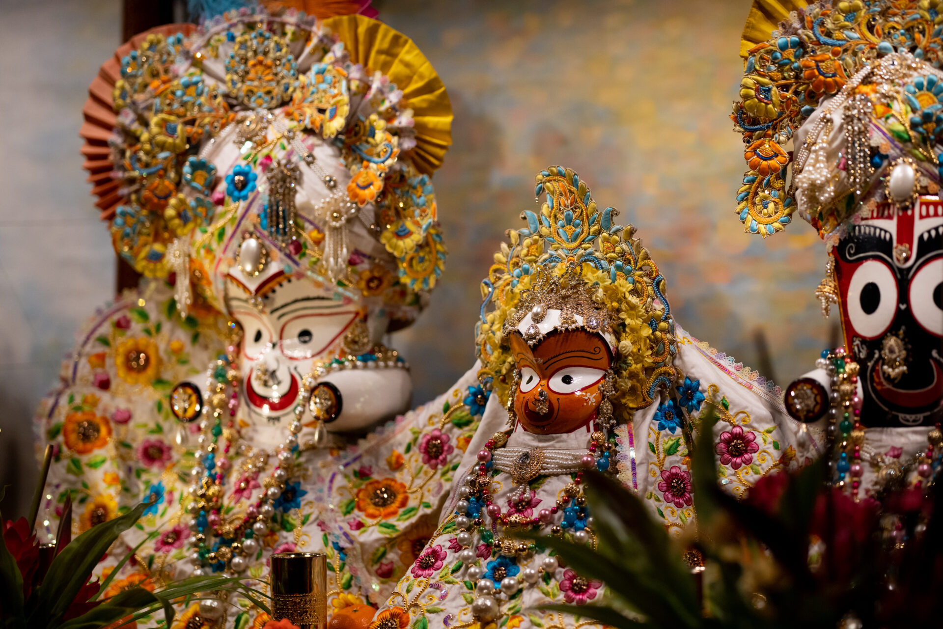 Regelmässig werden die Krishna-Figuren neu eingekleidet.