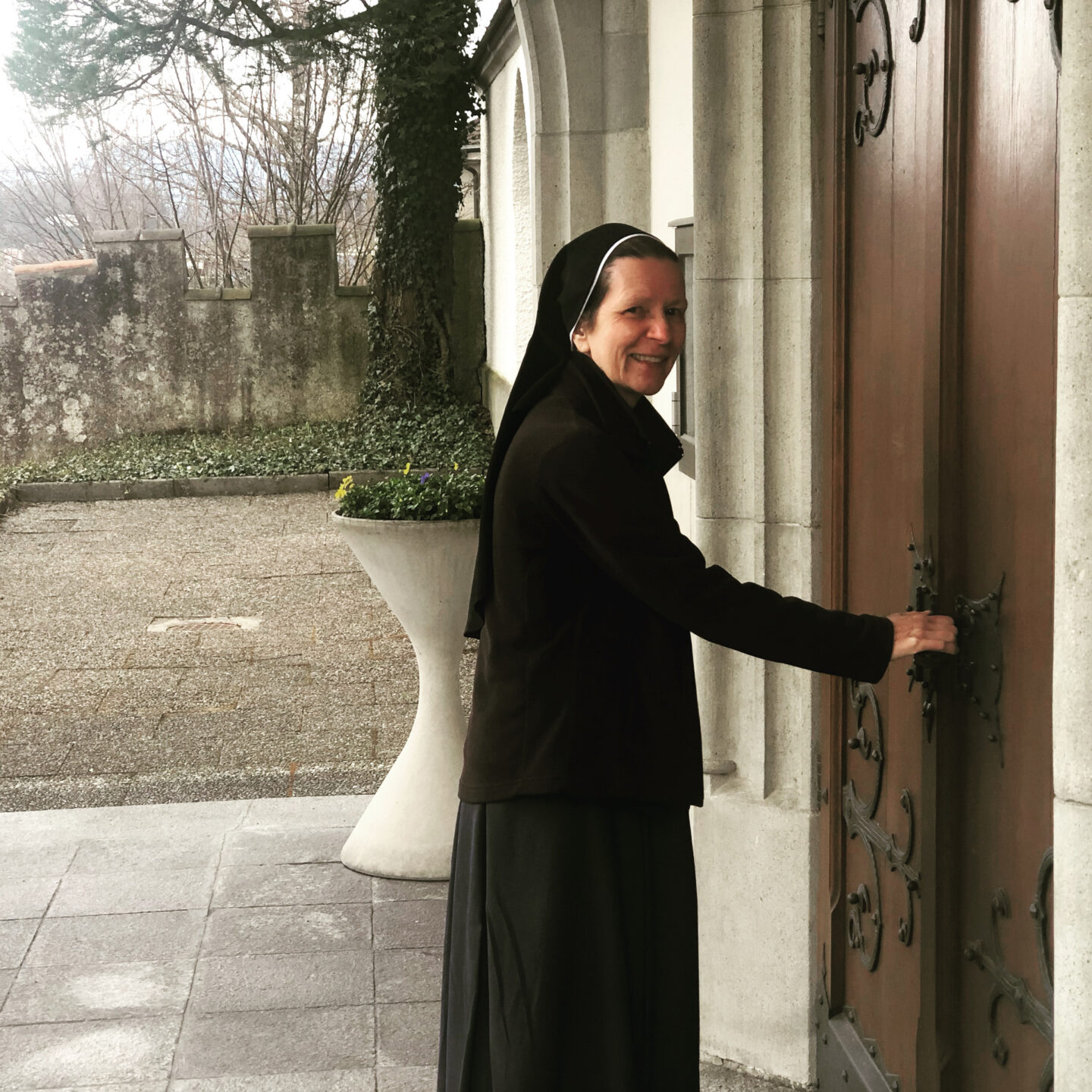 Schwester Mattia Fähndrich vor der Klosterkirche Heiligkreuz