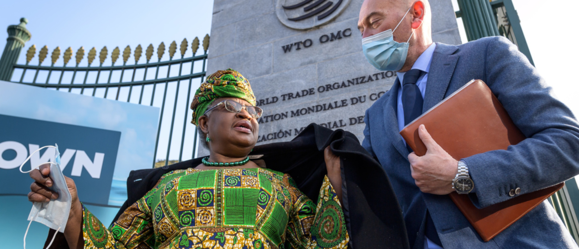 Die neue WTO-Generaldirektorin Ngozi Okonjo-Iweala vor dem Hauptsitz der Organisation in Genf