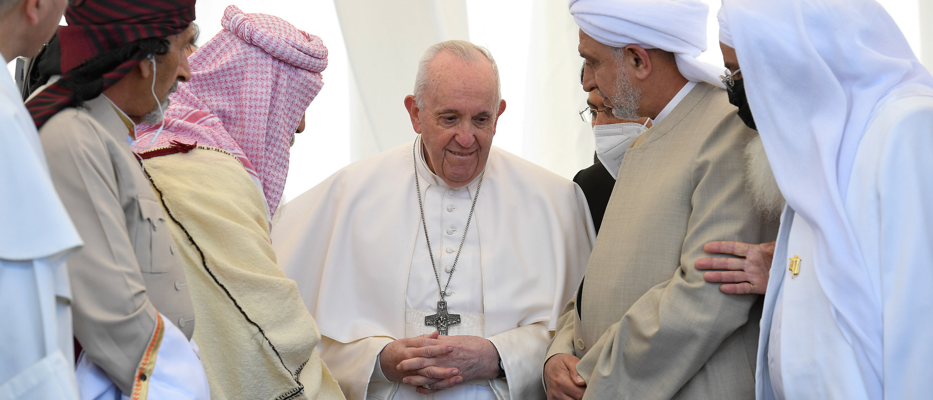 Papst Franziskus bei der Begegnung mit Vertretern unterschiedlicher Religionen während seiner Reise in den Irak am 6. März 2021 in der Ebene von Ur.