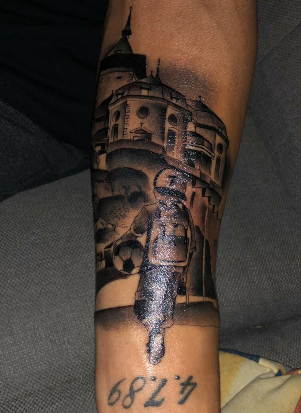 Miguel Peraltas Lieblingstattoo zeigt die katholische Kirche von Niedergösgen und einen Jungen mit einem Ball im Vordergrund.