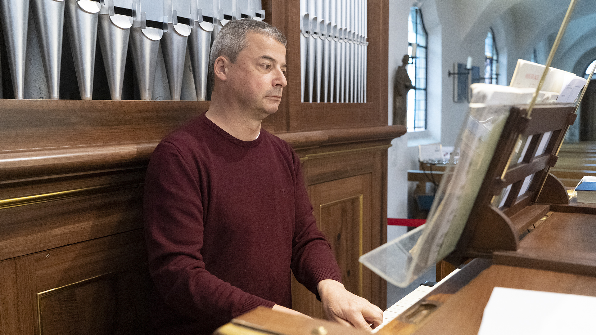 Kirchenmusiker und Pfarrer Mario Pinggera an der Orgel in der katholischen Kirche in Richterswil