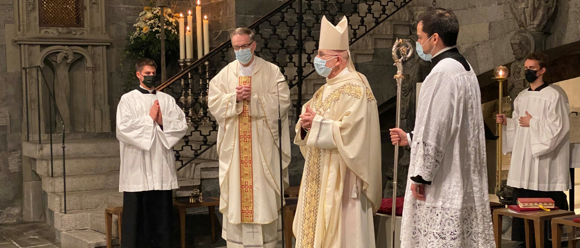 Die drei Priester der Osternacht 2021: von links Domherr Albert Fischer, Bischof Bonnemain und Sebastián Frías, Bischöflicher Kaplan und Zeremoniar.