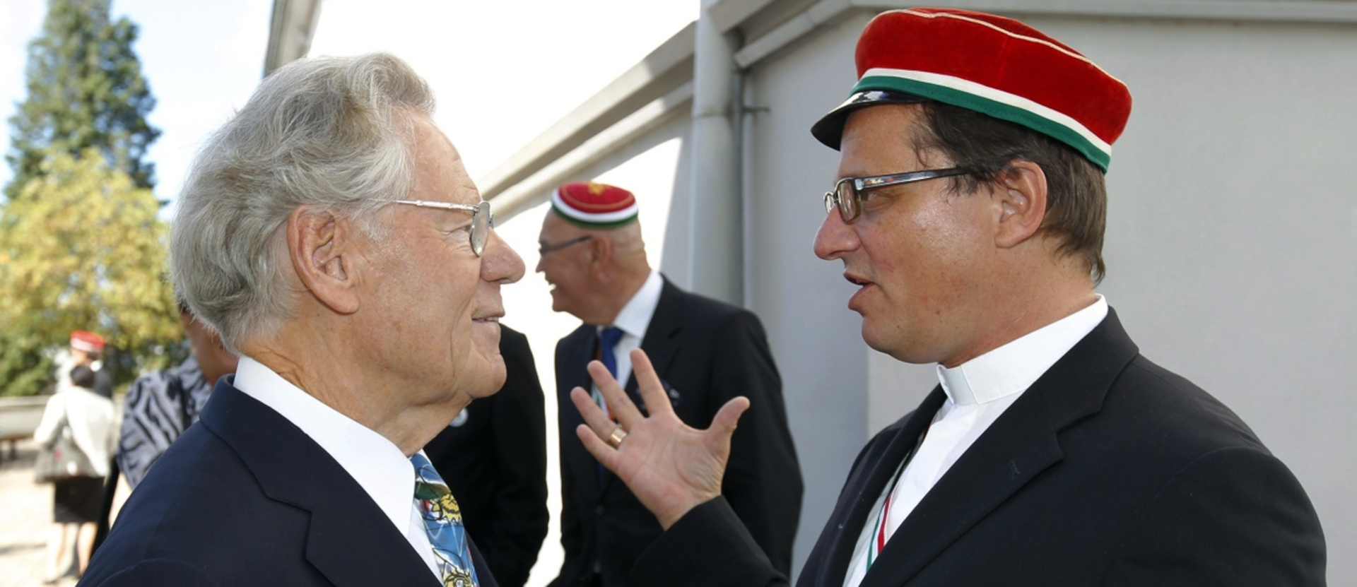 Hans Küng (links) mit Bischof Felix Gmür. Sie feierten 2011 das 165-jährige Bestehen des Schweizerischen Studentenvereins in Sursee.