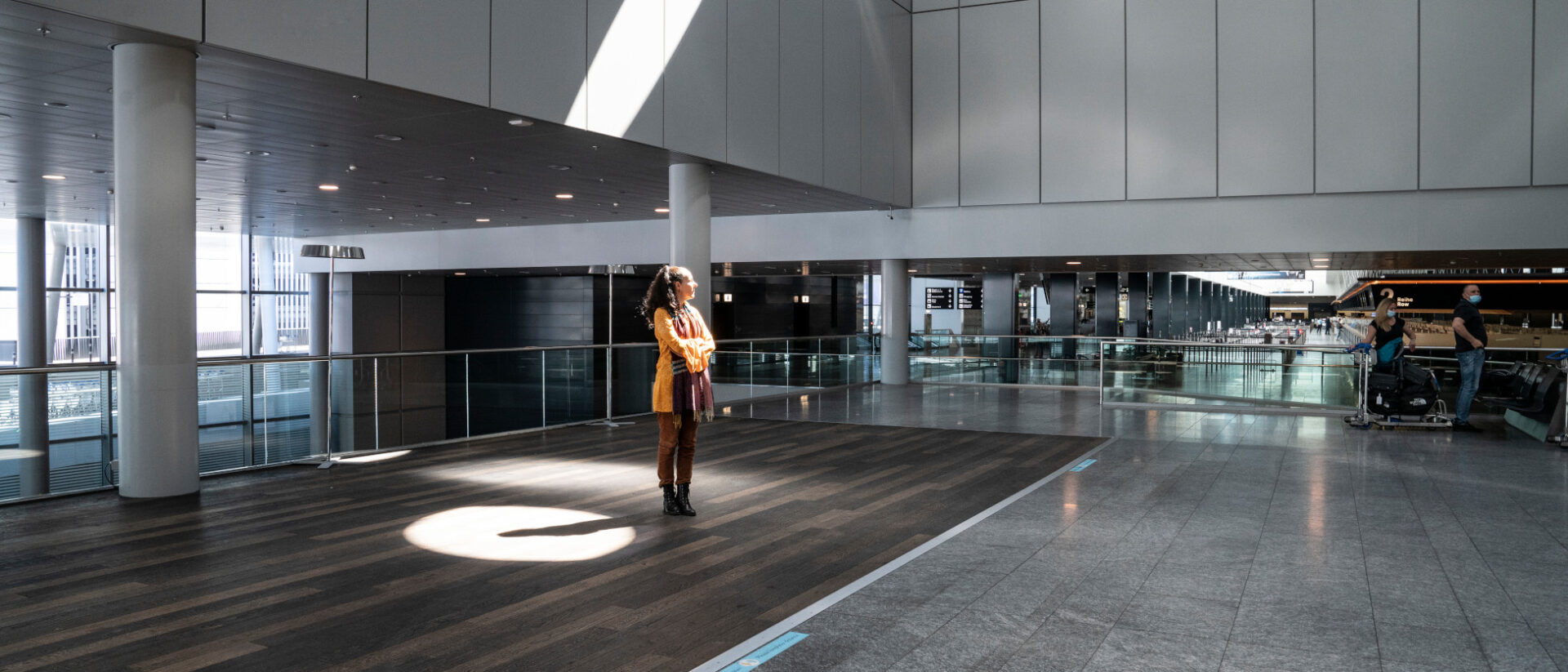 Andrea Thali im leeren Flughafen